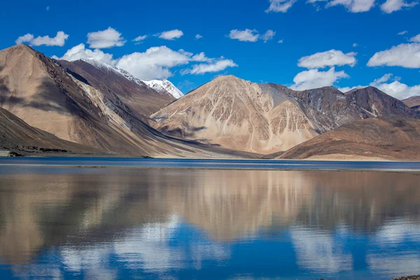 Vista Majestuosas Montañas Rocosas Contra Cielo Azul Lago Pangong Himalaya —  Fotos de Stock