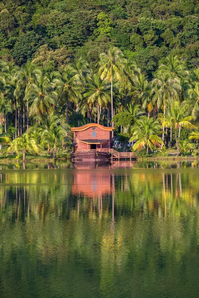 Casa Tropical Forma Navio Uma Grande Lagoa Lado Mar Selva — Fotografia de Stock