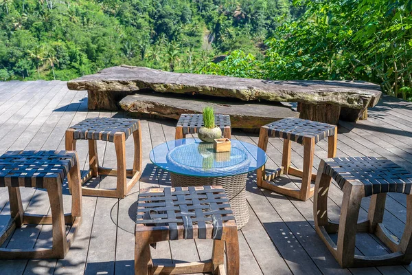 印尼巴厘岛稻田旁边空荡荡的热带咖啡馆里的木制餐桌和椅子 关门了 — 图库照片