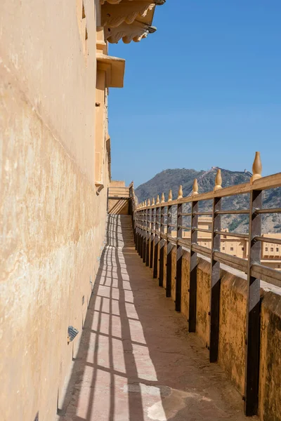 建筑的细节 印度拉贾斯坦邦斋浦尔城墙上狭窄的走廊 靠近点 — 图库照片