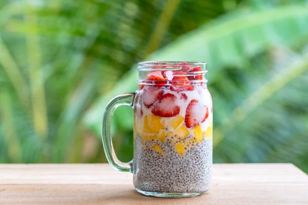 Amandelmelk Chia Pudding Met Verse Aardbeien Mango Een Glazen Pot — Stockfoto