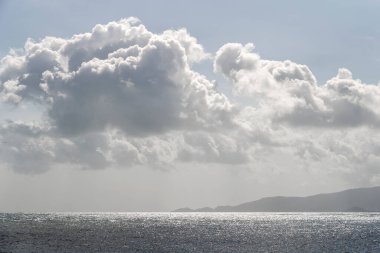 Deniz suyunda bulutlar olan mavi gökyüzü. Doğa bileşimi. Tayland