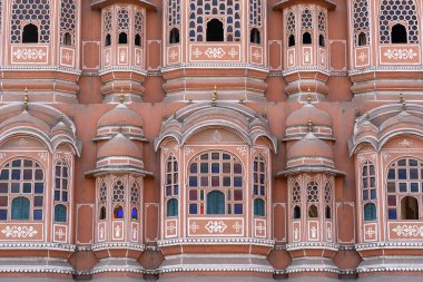 Hawa Mahal, eski şehir Jaipur, Rajasthan, Hindistan 'da pembe rüzgar sarayı. Hint mimarisinin arka planı, yakın plan.