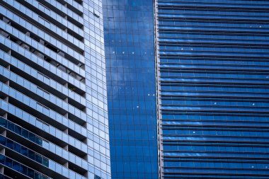 Singapur sokaklarında yüksek cam gökdelenler. Ofis pencerelerinin arka planı, kapat