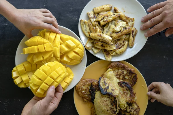 Panqueques Plátano Plátanos Fritos Mango Amarillo Manos Gente Delicioso Postre — Foto de Stock