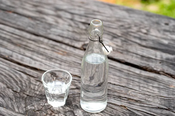 Botella Vaso Con Agua Mesa Madera Cerca — Foto de Stock