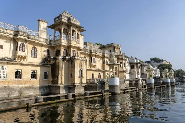 Detal Architektury Zdobiona Fasada Pobliżu Jeziora Wodnego Udaipur Rajasthan Indie — Zdjęcie stockowe