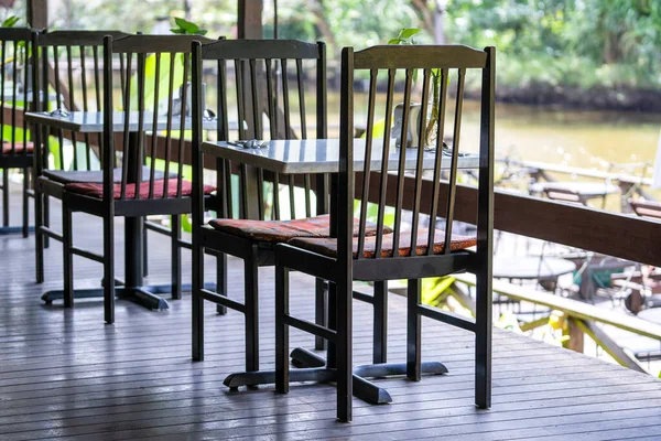 Borneo Malezya Göl Kenarındaki Tropikal Kafenin Arka Bahçesinde Ahşap Sandalyeler — Stok fotoğraf