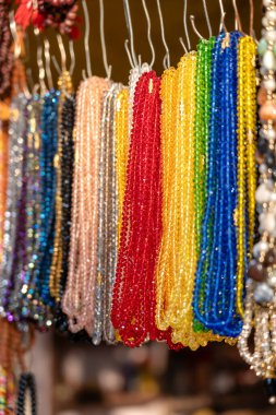 Hint sokak pazarında renkli boncuklar, yakın çekim. Rishikesh, Hindistan