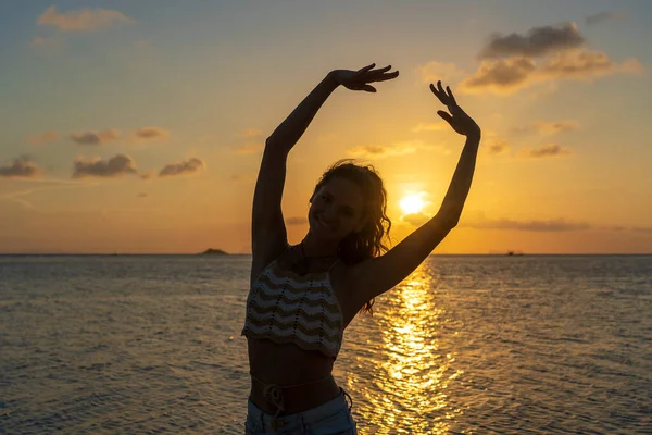 日落时分 年轻的美女在天堂岛上靠近海水的热带海滩上飞奔 离得很近 夏天的概念 假日旅行 — 图库照片