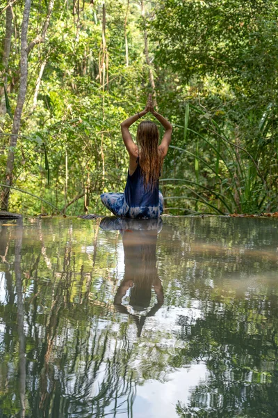 Bella Donna Che Pratica Yoga Vicino Lago Foresta Giovane Donna — Foto Stock