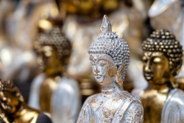 Buda heykeli Ubud, Bali, Endonezya 'da sokak pazarında satışa sunulan hediyelik eşya sergiliyor. El sanatları ve hediyelik eşya dükkanı vitrinini kapatın.