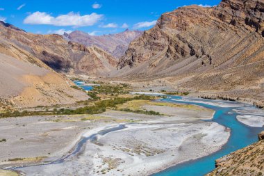 Hindistan 'da Leh' ten Manali otoyoluna kadar Himalaya dağlarının manzarası. Hindistan 'ın Himalayalar, Ladakh, Jammu ve Kaşmir bölgesindeki mavi nehir ve görkemli kayalık dağlar. Doğa ve seyahat kavramı