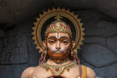 Hanuman heykeli, Ganj Nehri yakınındaki Hindu heykeli, Rishikesh, Hindistan. Rishikesh 'teki hacılar için kutsal yerler. Tanrı Hanuman 'ı resmeden heykel