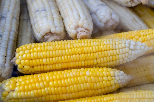Gotowana Biało Żółta Kukurydza Sprzedaż Rynku Ulicznym Żywności Tajlandii Zbliżenie — Zdjęcie stockowe