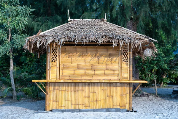 Bambusowa Chatka Tropikalnej Piaszczystej Plaży Wyspie Koh Phangan Tajlandia Zbliżenie — Zdjęcie stockowe