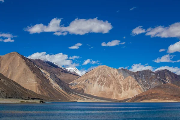 View Majestic Rocky Mountains Blue Sky Lake Pangong Indian Himalayas — Stock Photo, Image