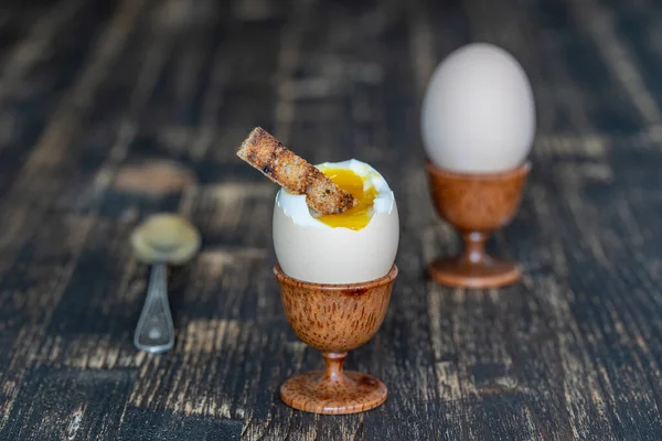 Weich Gekochtes Eierbecher Mit Scheibe Toastbrot Auf Holztischhintergrund Nahaufnahme — Stockfoto