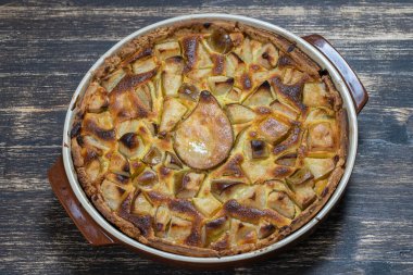 Ev yapımı organik armut turtası yenmeye hazır. Eski ahşap arka planda armut turtası, yakın plan. Glütensiz kabuklu güzel organik taze meyveli tart.