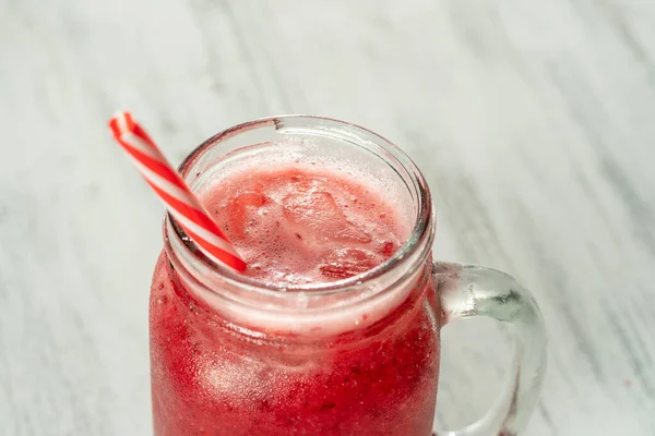 Smoothie Vermelho Orgânico Fresco Caneca Vidro Mesa Branca Perto Bebida — Fotografia de Stock