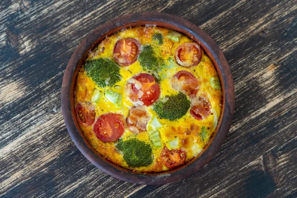 Keramikskål Med Grönsaksfrittata Enkel Vegetarisk Mat Frittata Med Ägg Tomat — Stockfoto