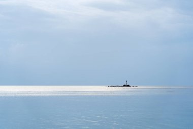 Deniz suyunda bulutlar olan mavi gökyüzü. Doğa bileşimi. Tayland
