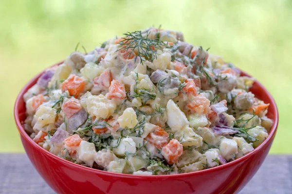 Gezond Zelfgemaakte Russische Traditionele Salade Olivier Klaar Eten Close Bovenaanzicht — Stockfoto