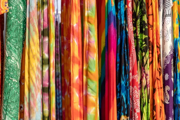 Kolorowe Letnie Ubrania Wieszaki Sprzedaż Lokalnym Rynku Ulicznym Tajlandii Zbliżenie — Zdjęcie stockowe
