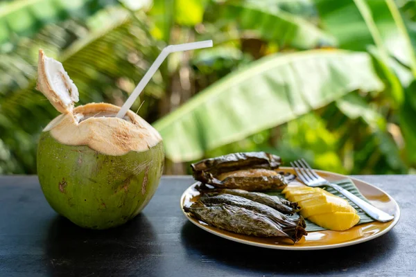 Thai Style Dessert Yellow Mango Banana Sticky Rice Palm Leaves — Stock Photo, Image