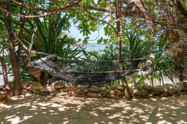 Tayland 'da mavi deniz suyunun yanındaki güzel tropikal sahilde boş hamak. Yaklaş. Yaz kavramı. Tatil seyahati.