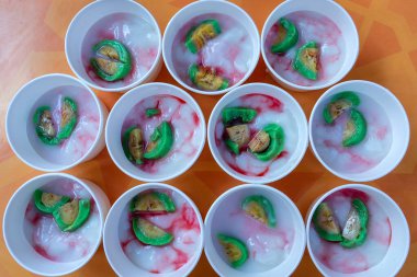 Beyaz bardaklarda bir sürü tatlı jöle, yakın çekim, üst manzara, Endonezya, lezzetli Asya tatlıları.