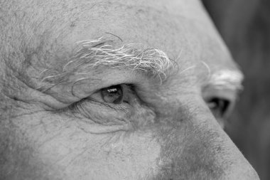 Kafkas ihtiyarının gözünü kapat. Dışarıdaki yaşlı adamın portresi. Beyaz erkek yüzü arka plan, gözlerini kapat, makro, siyah ve beyaz.
