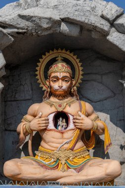 Hanuman heykeli, Ganj Nehri yakınındaki Hindu heykeli, Rishikesh, Hindistan. Hacılar için kutsal yerler. Tanrı Hanuman 'ın portresini çizen heykel göğsünü yardı ve içindeki Tanrı Rama ile Sita' yı ortaya çıkardı.