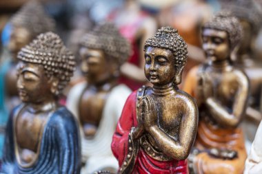 Buda heykeli Ubud, Bali, Endonezya 'da sokak pazarında satışa sunulan hediyelik eşya sergiliyor. El sanatları ve hediyelik eşya dükkanı vitrinini kapatın.