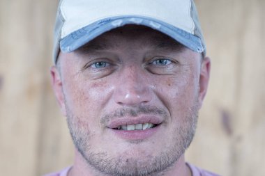 Kafkasyalı, şapkalı bir adamın yakın çekimi. İnsanlar ve yaşam tarzı konsepti. İçerde orta yaşlı bir adamın portresi