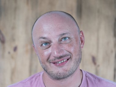 Orta yaşlı, beyaz, kel bir adamın yakın çekimi. İnsanlar ve yaşam tarzı konsepti. İçerde orta yaşlı bir adamın portresi