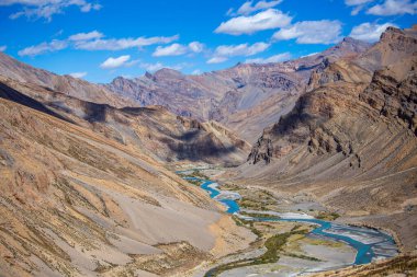 Hindistan 'da Leh' ten Manali otoyoluna kadar Himalaya dağlarının manzarası. Hindistan 'ın Himalayalar, Ladakh, Jammu ve Kaşmir bölgesindeki mavi nehir ve görkemli kayalık dağlar. Doğa ve seyahat kavramı