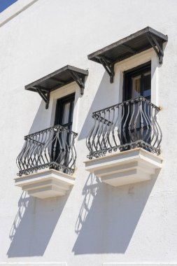 Türkiye 'nin Bodrum kentinde balkonlu pencereler, dökme demir süslemelerle donatılmış ön cephe