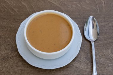 Sebze kremalı çorba, domatesli, patatesli, beyaz kasede kabaklı, yakın çekim.