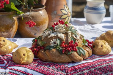 Masanın üzerinde, nakışlı havlunun yanında, tuzla süslenmiş Ukrayna yapımı taze somun. Ukrayna ve Rus düğün gelenekleri. Lezzetli turta, yakın çekim.