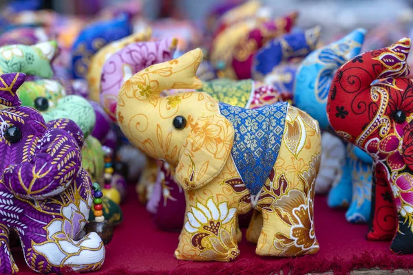 泰国街头市场上出售的大象娃娃 市集旅游纪念品 — 图库照片