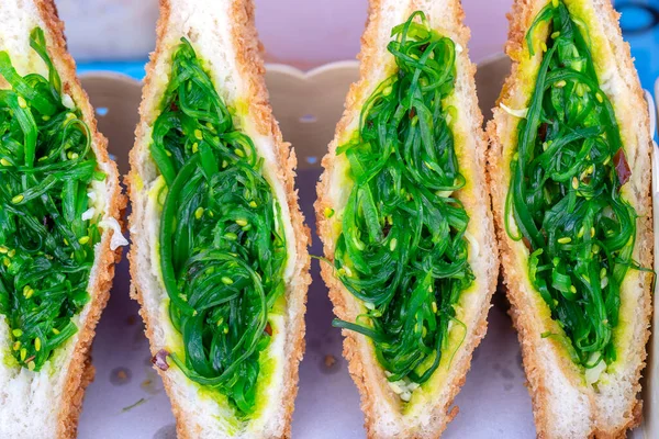 タイのコ ファンガン島のストリートフード市場で販売するための海藻サラダサンドイッチ おいしい緑の海藻サラダサンドイッチを閉じます — ストック写真