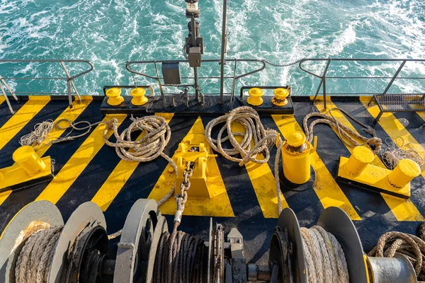 黄色と黒の厚い係留ロープと青い海の水の波 タイと一緒にフェリーデッキボート塗装 閉じろ — ストック写真
