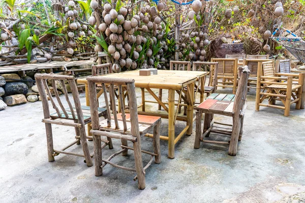 Houten Tafel Stoelen Leeg Strandcafé Aan Zee Tuin Sluit Maar — Stockfoto