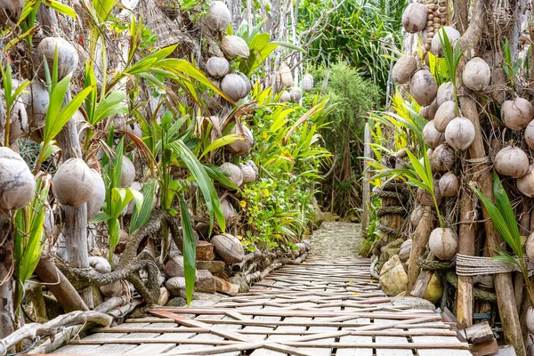 パラダイス島の熱帯ビーチにある古いココナッツと木製の橋の壁タイのコ ファンガン島 旅行のコンセプト — ストック写真