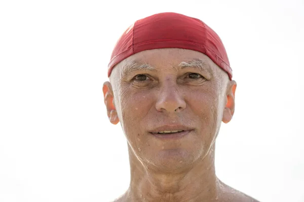 Gelukkige Oudere Man Met Een Rode Badmuts Het Strand Bij — Stockfoto