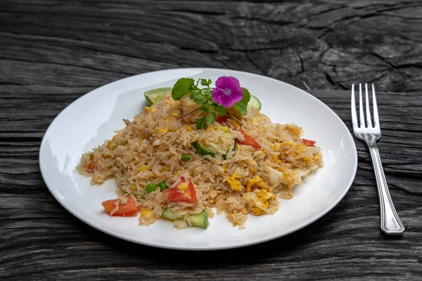 Riz Frit Aux Crevettes Légumes Dans Plat Blanc Sur Une — Photo