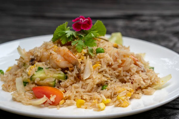 Arroz Frito Con Gambas Verduras Plato Blanco Sobre Una Vieja —  Fotos de Stock