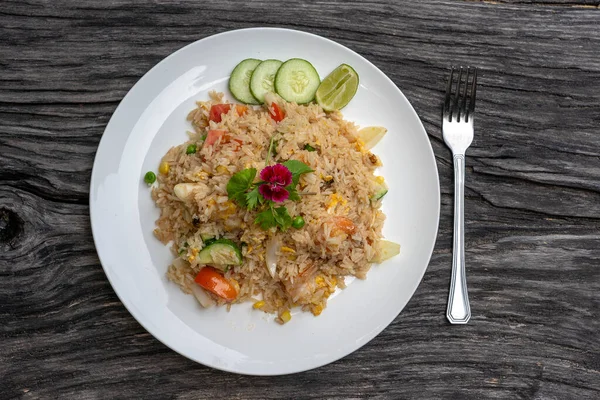 Arroz Frito Com Camarões Verduras Prato Branco Uma Velha Mesa — Fotografia de Stock