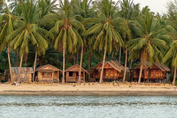 Schöne Bucht Mit Kokospalmen Und Holzbungalows Die Sich Meerwasser Spiegeln — Stockfoto